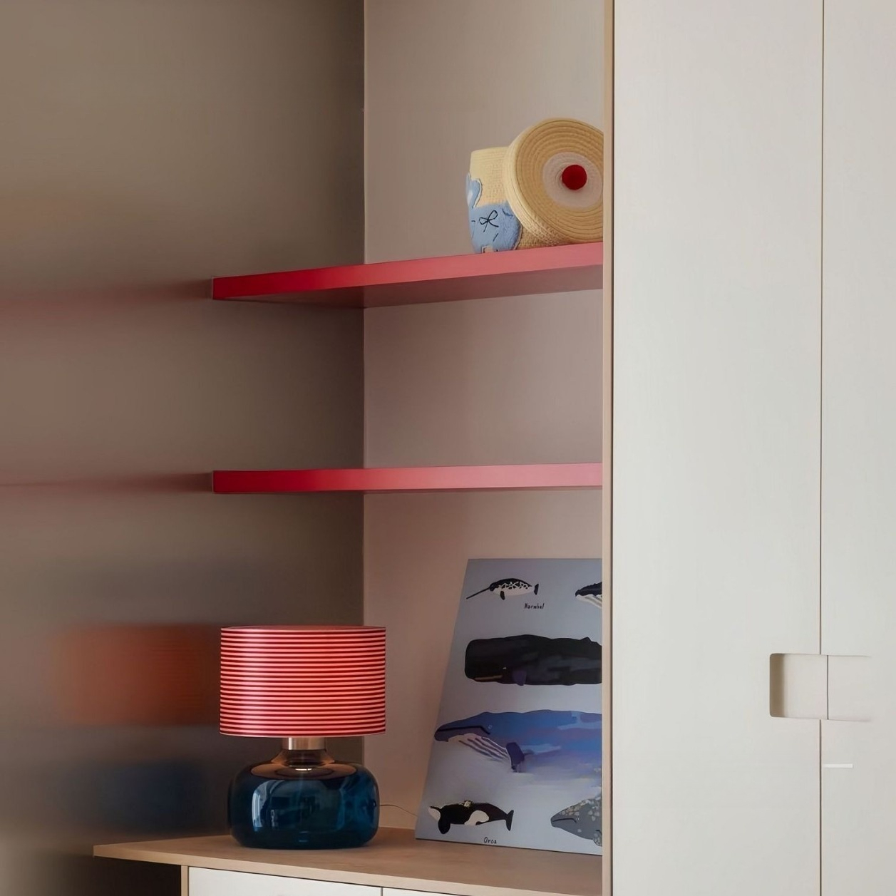 Lámpara de Mesa de Vidrio Teñi - Century Textile & Sewing Supply By Owner reseña y precio